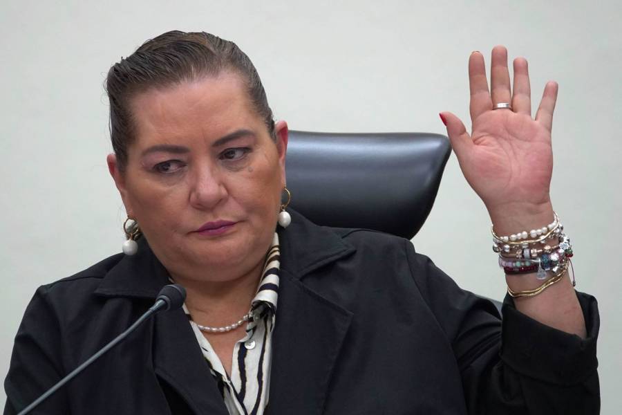 Morena presenta iniciativa que otorgaría “superfacultades” a presidenta del INE