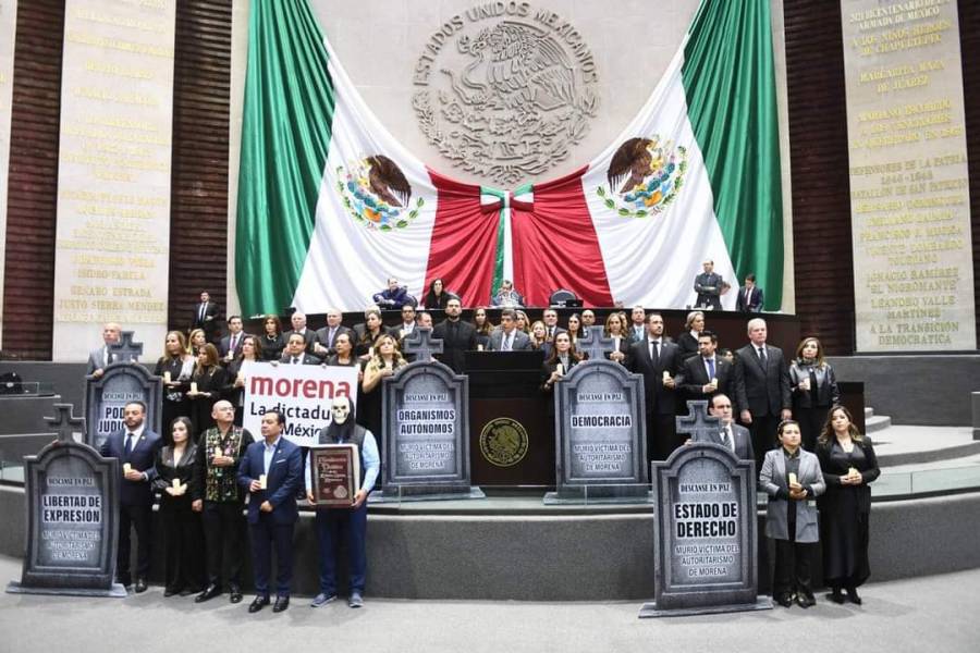 Llegan veladoras, tumbas y calacas al Pleno de la Cámara de Diputados