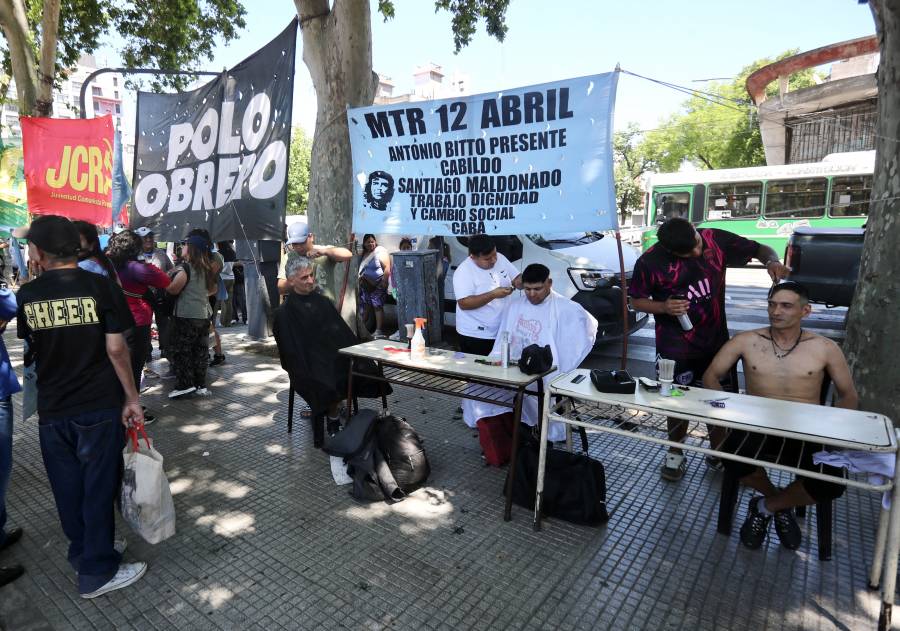 Huelga de transporte contra Milei afecta a m&aacute;s de un mill&oacute;n de pasajeros