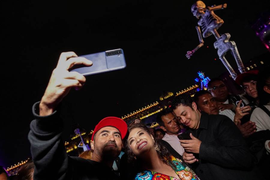 Clara Brugada inaugura la Ofrenda Monumental en el Zócalo con una vibrante celebración de Día de Muertos