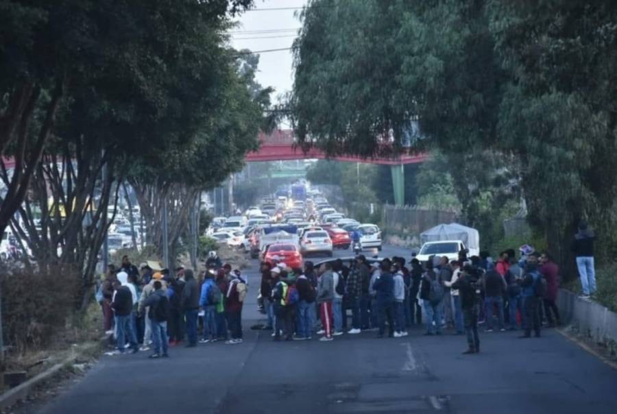 Bloquean vialidades empleados sindicalizados de Ecatepec; desquician tránsito en Valle de México