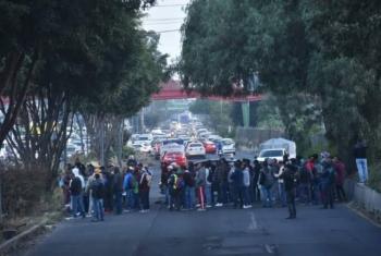 Bloquean vialidades empleados sindicalizados de Ecatepec; desquician tr&aacute;nsito en Valle de M&eacute;xico