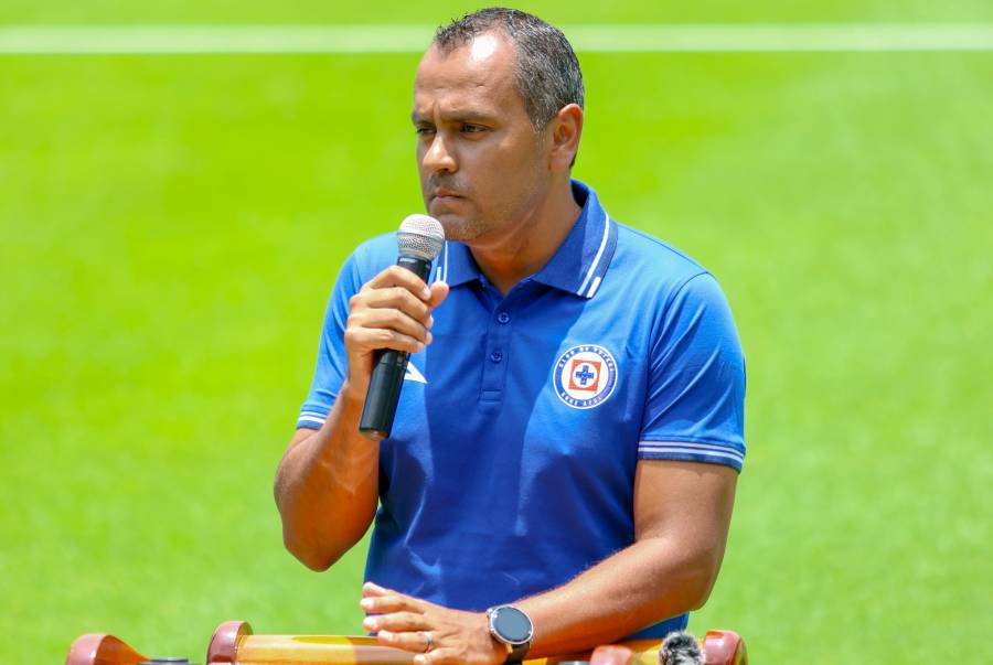 Cruz Azul despide a Julio Cevada, DT del equipo femenil