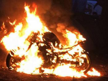 Rodada del terror en CDMX: moto se encienda en pleno evento
