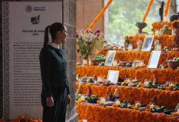 Nombrar a las mujeres que dieron patria: la ofrenda de D&iacute;a de Muertos de Sheinbaum