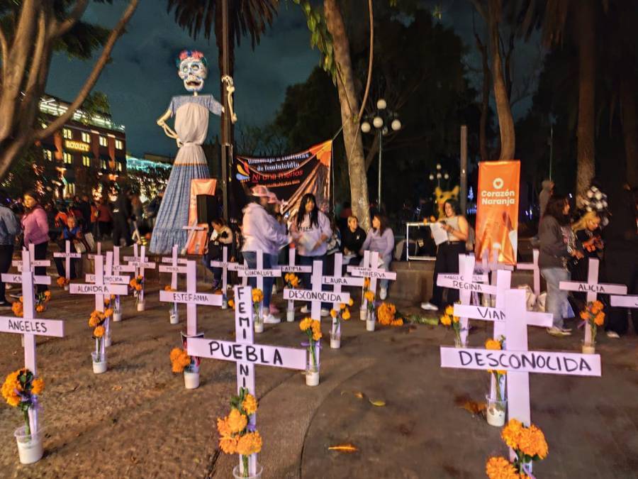 Colectiva Malhabladas colocó cruces en honor a las víctimas de feminicidio