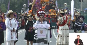 Ciudad de M&eacute;xico celebra la vida y la muerte con un desfile monumental encabezado por Clara Brugada