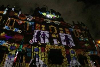 Pepe Chedraui y MariElise asisten a videomapping del Festival La Muerte es un sue&ntilde;o