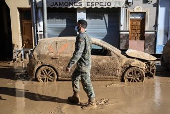 Miles de soldados y polic&iacute;as adicionales llegan a las zonas devastadas en Espa&ntilde;a