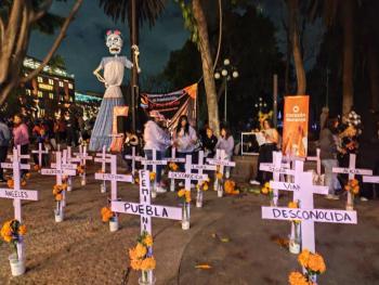 Colectiva Malhabladas coloc&oacute; cruces en honor a las v&iacute;ctimas de feminicidio