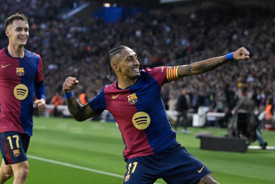 El Barca se escapa como líder en una jornada de Liga teñida de luto