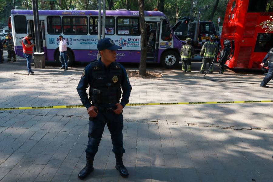 Motociclistas sin casco de rapa y es atropellado por el metrobús en Iztacalco