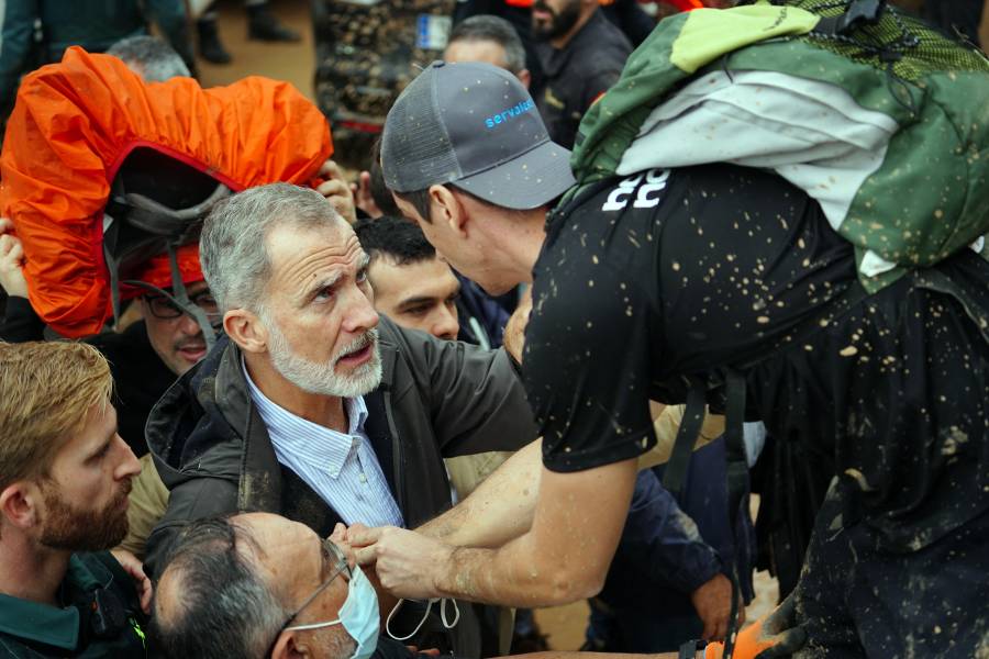 Estallido de ira contra los reyes de Espa&ntilde;a y S&aacute;nchez en su visita a las zonas inundadas