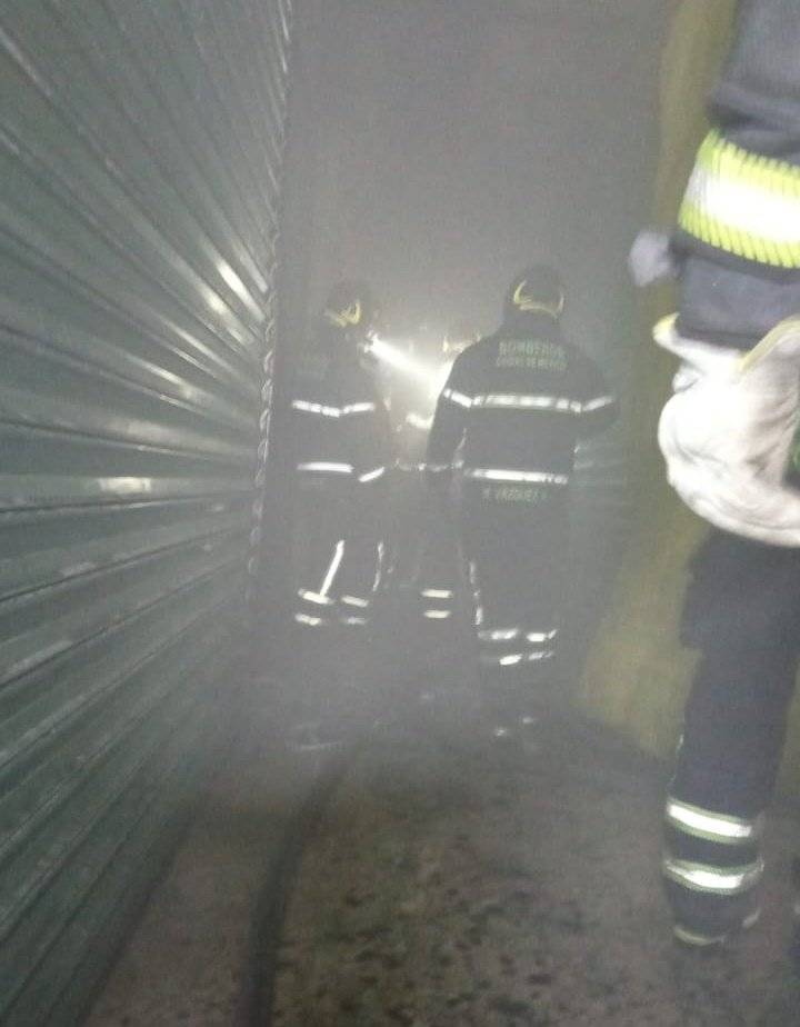 Incendio afecta diez locales en Plaza Verde de la CDMX