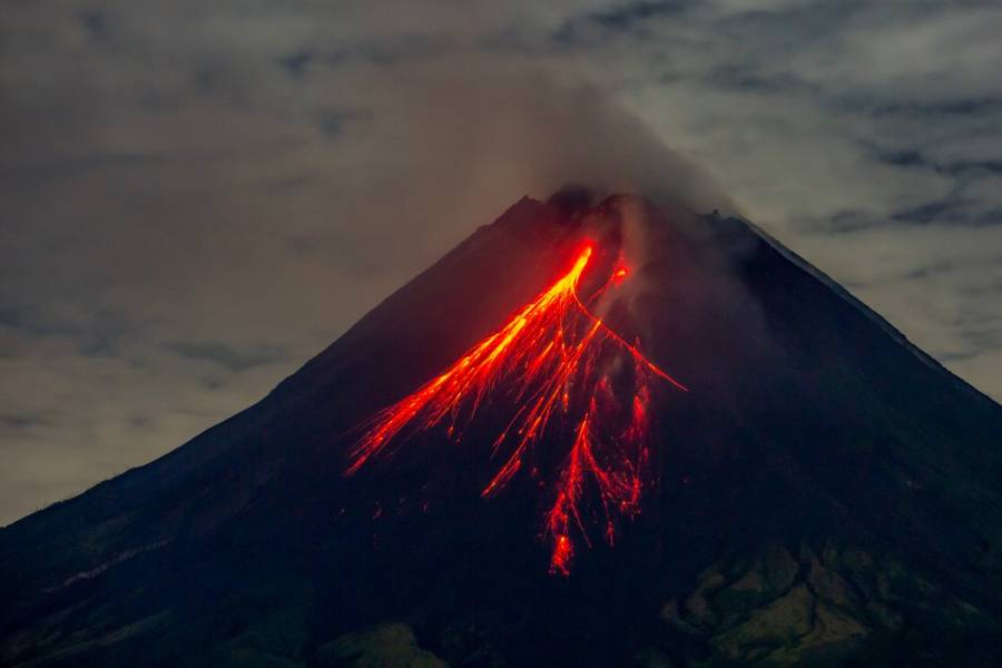 Erupción de volcán en el este de Indonesia deja 10 muertos