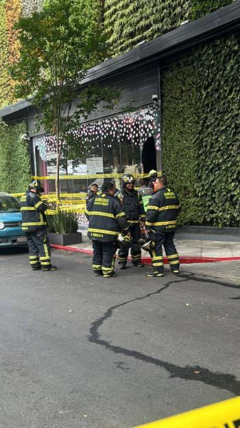 Incendio en Galer&iacute;as Insurgentes deja un muerto y dos heridos