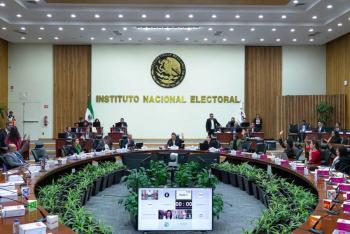 Multa Juez a consejeros del INE por desacato con 54 mil pesos