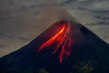 Erupci&oacute;n de volc&aacute;n en el este de Indonesia deja 10 muertos