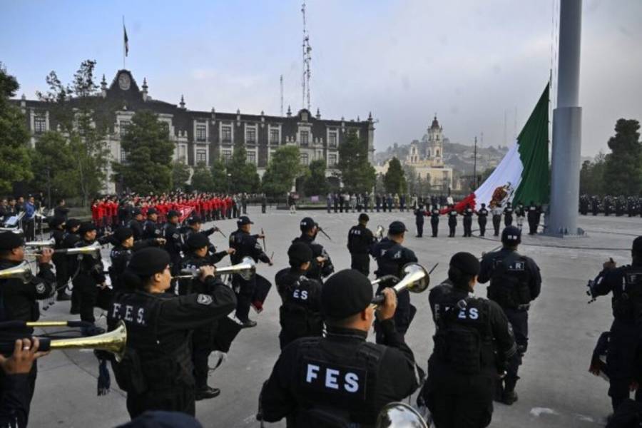 Encabeza Delfina Gómez ceremonia de Izamiento y honores al lábaro patrio