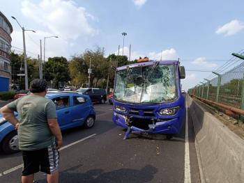 Choque entre camiones en Calzada de Tlalpan deja 12 lesionados; conductores huyen