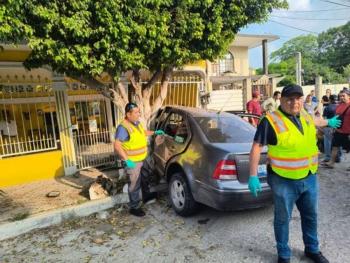 Accidente en Ciudad Madero deja conductor prensado y cuatro lesionados, incluyendo tres menores