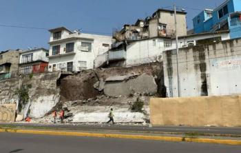 Colapsa muro de contenci&oacute;n en Tlalnepantla; desalojan a 16 personas