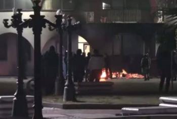 En exigencia de seguridad, pobladores prenden fuego frente a presidencia de Nextlalpan