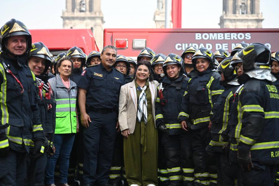 Clara Brugada entrega 11 nuevas unidades al Heroico Cuerpo de Bomberos