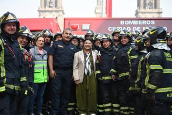 Clara Brugada entrega 11 nuevas unidades al Heroico Cuerpo de Bomberos
