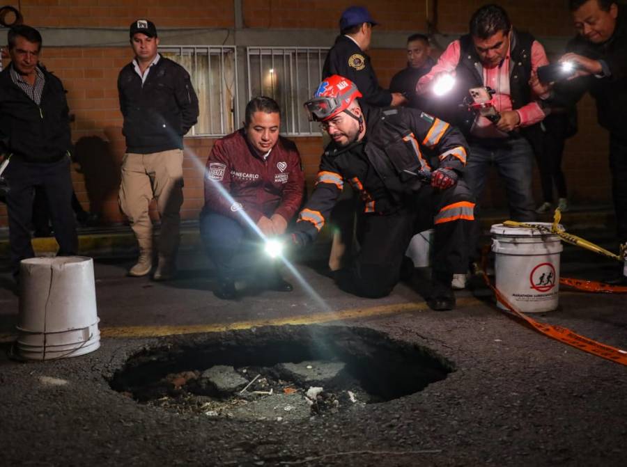 Alcalde de GAM y Pemex atienden socavones; investigan posible toma clandestina