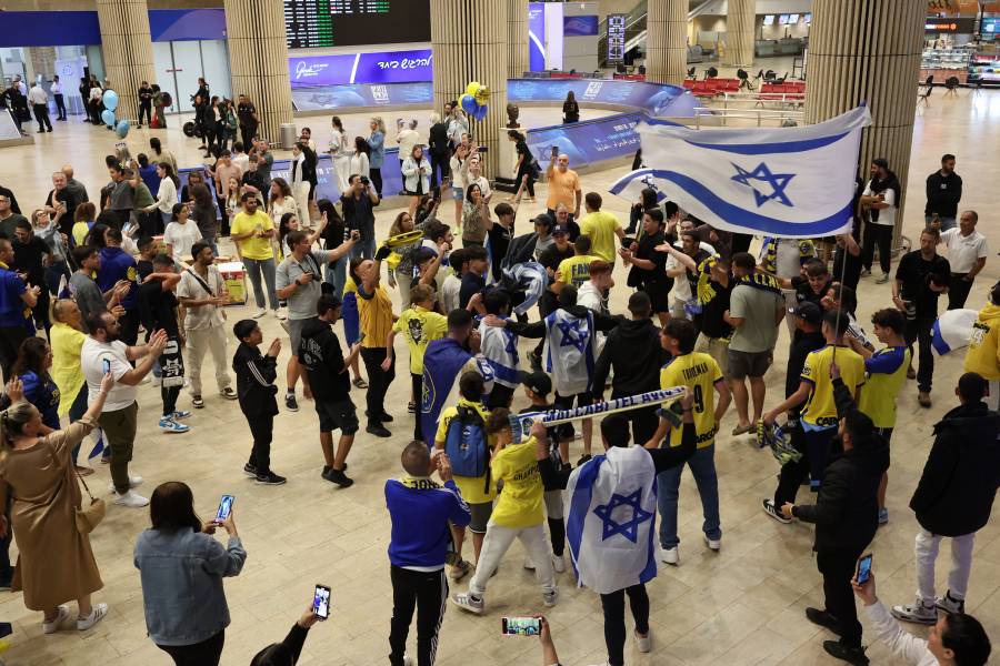 Hinchas israelíes regresan a casa tras los incidentes violentos en Ámsterdam
