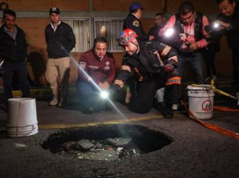 Alcalde de GAM y Pemex atienden socavones; investigan posible toma clandestina