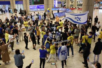 Hinchas israel&iacute;es regresan a casa tras los incidentes violentos en &Aacute;msterdam