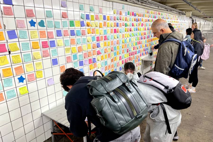 Neoyorquinos protestan triunfo de Trump con notas en el metro