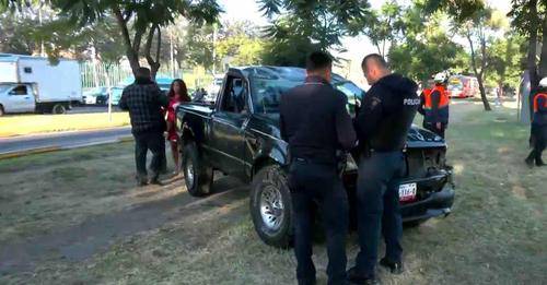 Volcadura de camioneta en Calzada Ignacio Zaragoza deja a los ocupantes ilesos