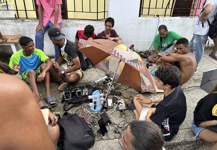 La Habana recupera despacio la luz tras apag&oacute;n total en Cuba por paso de Rafael