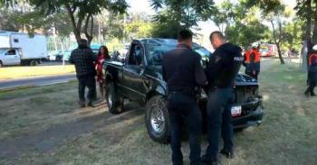 Volcadura de camioneta en Calzada Ignacio Zaragoza deja a los ocupantes ilesos