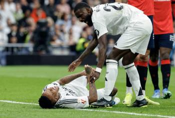 El Real Madrid aparca la crisis con triplete de Vinicius pero pierde a Militao