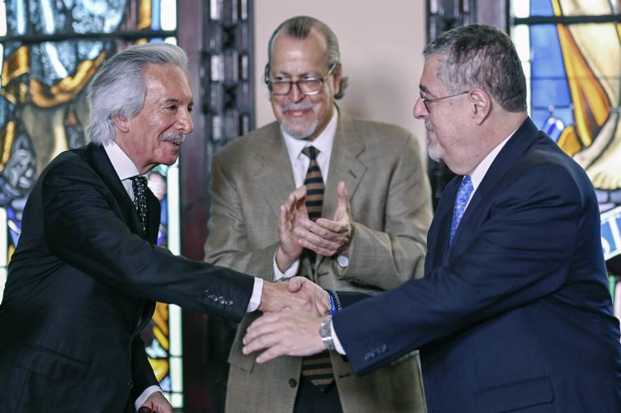 Presidente de Guatemala firma compromiso para garantizar la libertad de prensa