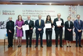 Reconoce canciller De la Fuente a personas diplom&aacute;ticas y entrega condecoraciones