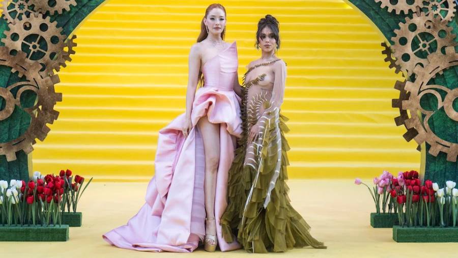 Danna Paola y Ceci de la Cueva reviven la magia de Wicked en la pantalla grande con elogios de Ariana Grande