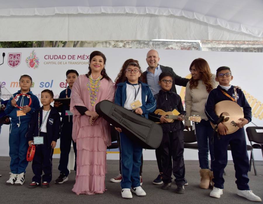 Clara Brugada entrega instrumentos musicales en escuela del Centro Histórico
