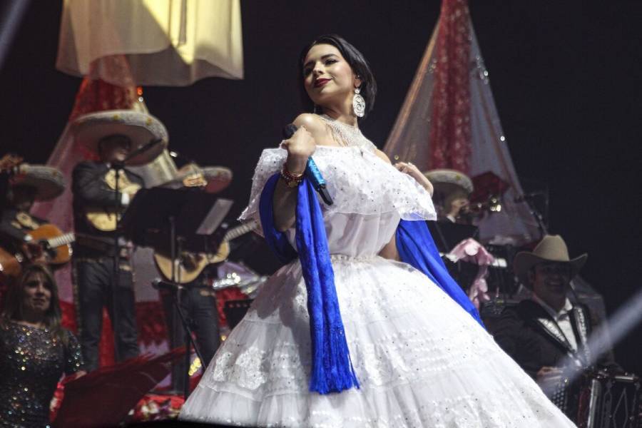 Pese a cr&iacute;ticas, confirman a &Aacute;ngela Aguilar como la ‘Mujer del a&ntilde;o’