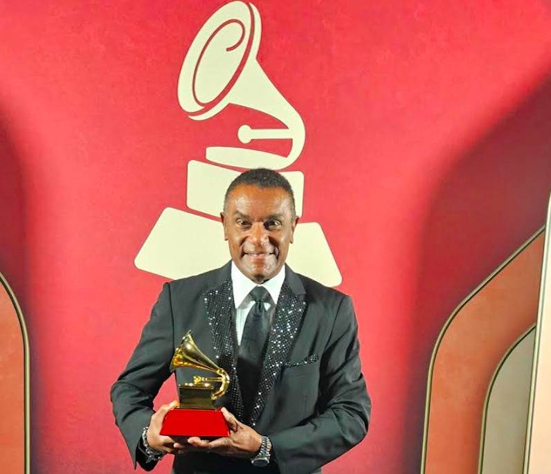 “Señores, el bolero está vivito y coleando”, afirma El Canario tras ganar el Latin Grammy