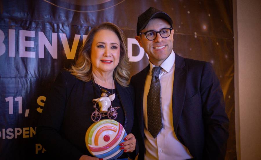 Recibe Yasm&iacute;n Esquivel premio internacional