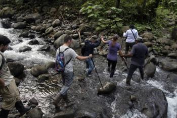 El agua llega por primera vez a una aldea indígena en la selva de Costa Rica