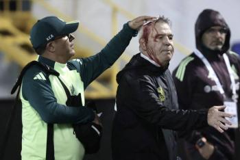 Javier Aguirre termina ensangrentado tras botellazo lanzado por afici&oacute;n de Honduras