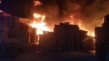 Bomberos controlan fuerte incendio en bodega de tarimas en el Estado de M&eacute;xico