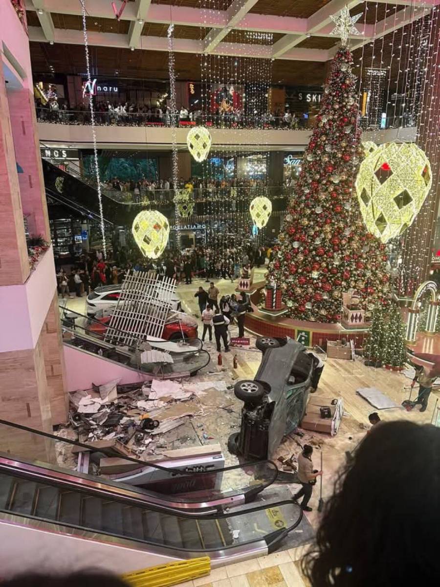 Automóvil cae desde el cuarto piso de un estacionamiento en centro comercial de Guatemala