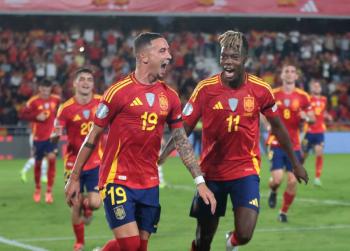 España gana a Suiza en el descuento y cierra su grupo sin derrota